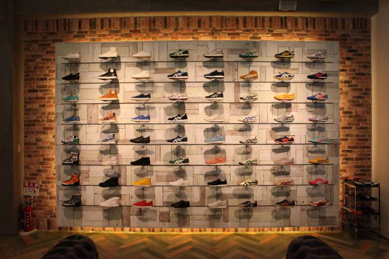     底層最入係幅放滿唔同鞋款嘅牆，無論款式定顏色都明顯比香港多，勁有霸氣。