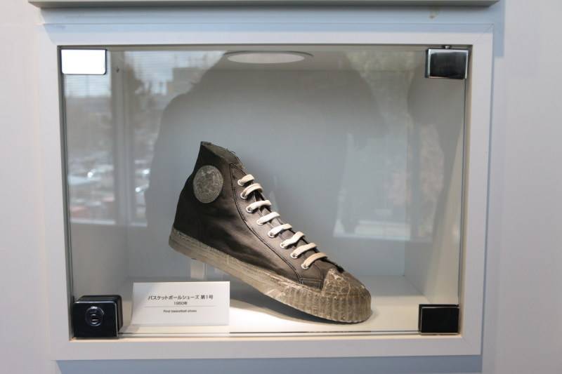 館內有大量鞋款嘅雛形展出，呢對你一定估唔到，其實係ASICS史上第1對籃球鞋，誕生於1950年。當然科技同而家嘅籃球鞋冇得比，但冇呢1對，就冇之後嘅ASICS籃球發展史。