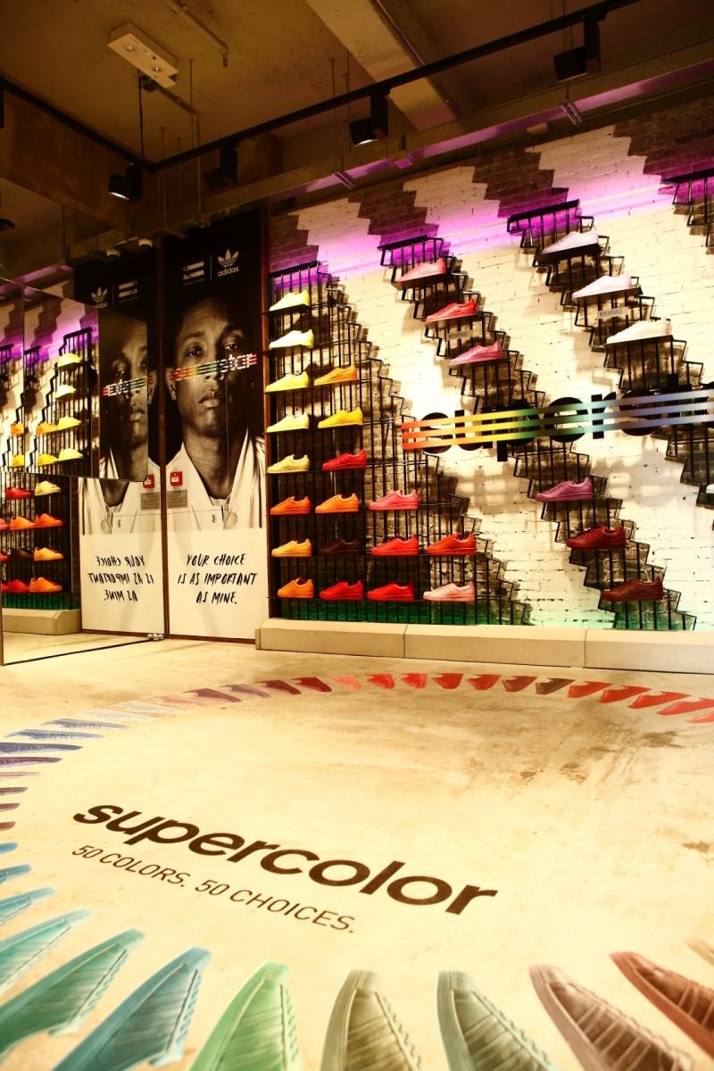 由即日起至3月26日，位於銅鑼灣京士頓街名店坊嘅adidas Originals Concept Store將會一次過展覽全新嘅「Supercolor」系列，睇定買邊對，到時27號就唔使研究咁耐而被人買走。