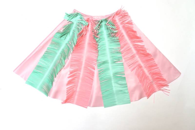 粉紅x粉綠色流蘇半截裙，流蘇像亞熱帶樹葉一樣點綴裙身。$6,290