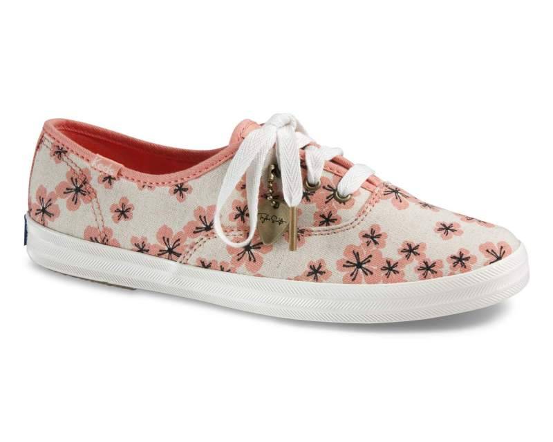 Keds × Taylor Swift白×米×粉橙色花卉圖案帆布鞋，用色有點像櫻花。$440