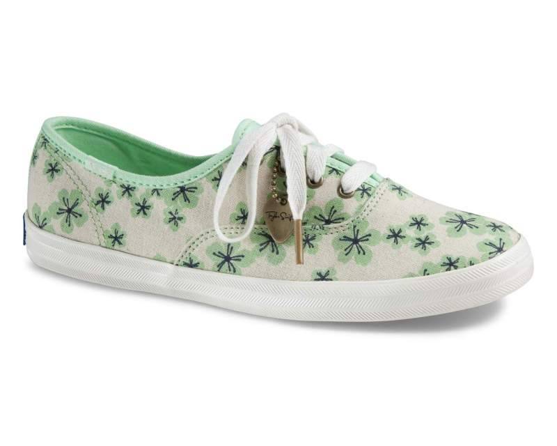 Keds × Taylor Swift白×米×薄荷綠色花卉圖案帆布鞋，色彩清新怡人。$440