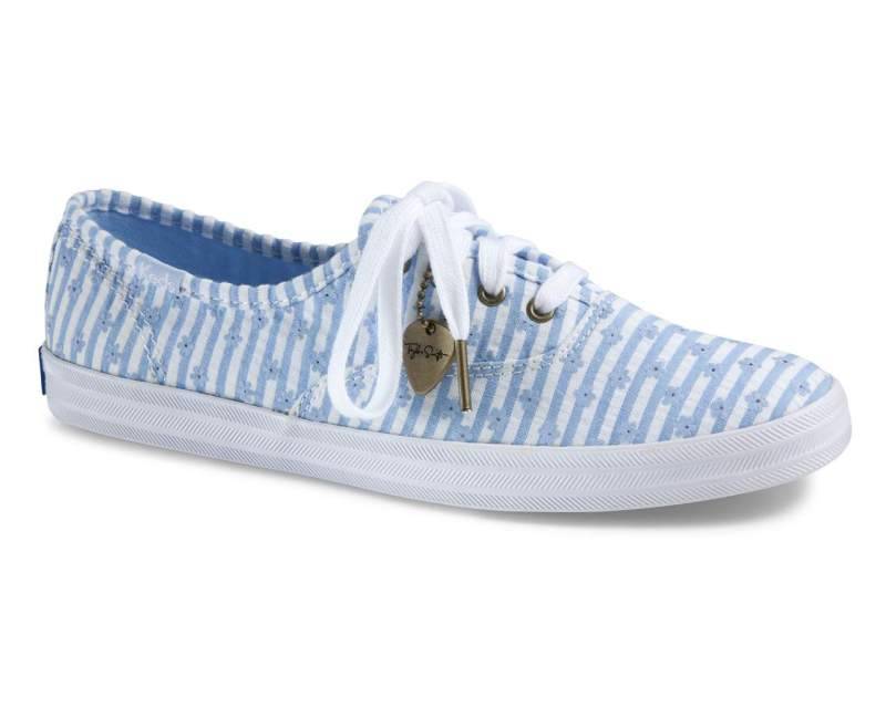 Keds × Taylor Swift白×粉藍色花卉圖案拼間條帆布鞋，帶有水手風感覺。$440