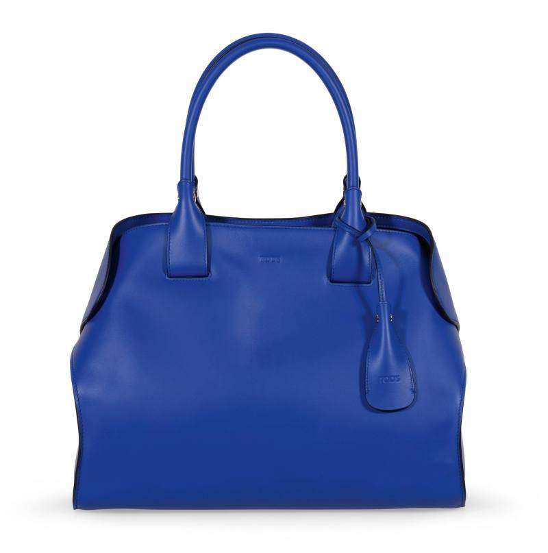 藍色皮革Cape bag（W40×H29×D12cm），藍調本季至hit。$14,400