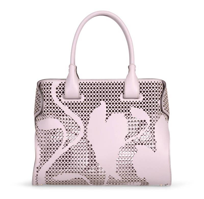 淡粉紅色花卉圖案通花Cape bag（W40×H29×D12cm），laser-cut設計更特別。$15,600