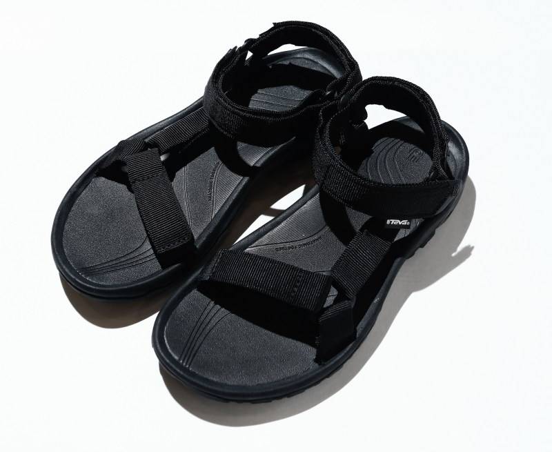 Teva涼鞋  夏天一到，唔襪都好，涼鞋梗要有對傍身。由經典品牌Teva製作搭帶款，又平又穩陣。各$599 