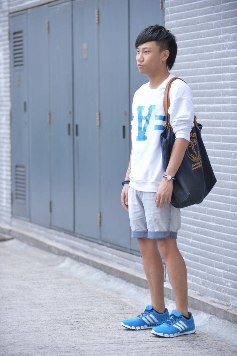 Kenta（Fashion Reporter） ig：kentayeung model：adidas Climacool Revolution $899 「夏天有時想休閒啲，就會選擇以波鞋襯短褲，sporty得嚟又清楚，上身白底藍字print衛衣，藍tone襯藍鞋，感覺一致。」