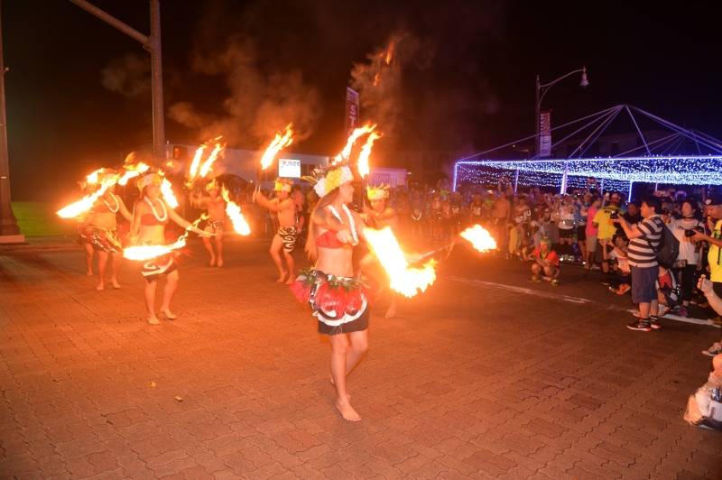 關島馬拉松亦注入唔少當地原居民查莫洛民族元素，例如賽前有火把舞蹈表演，將會場氣氛推至頂點！