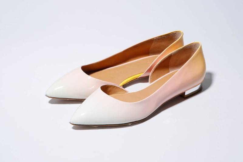 白×粉紅×橙黃色褪色漆皮尖頭平底鞋，尖頭款及用色極富女人味。售價待定