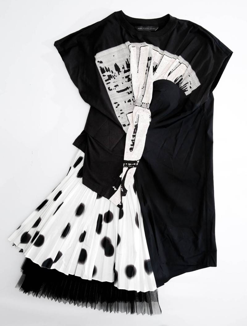 黑×白色波點不規則剪裁連身裙，有雌雄同體感覺。售價待定