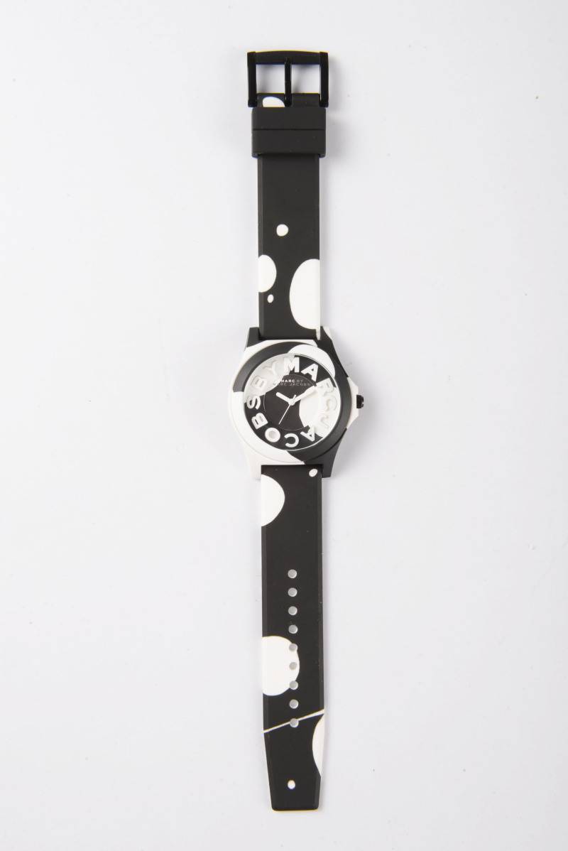 黑×白色Sloane膠手錶，中性款帶sporty。$1,500