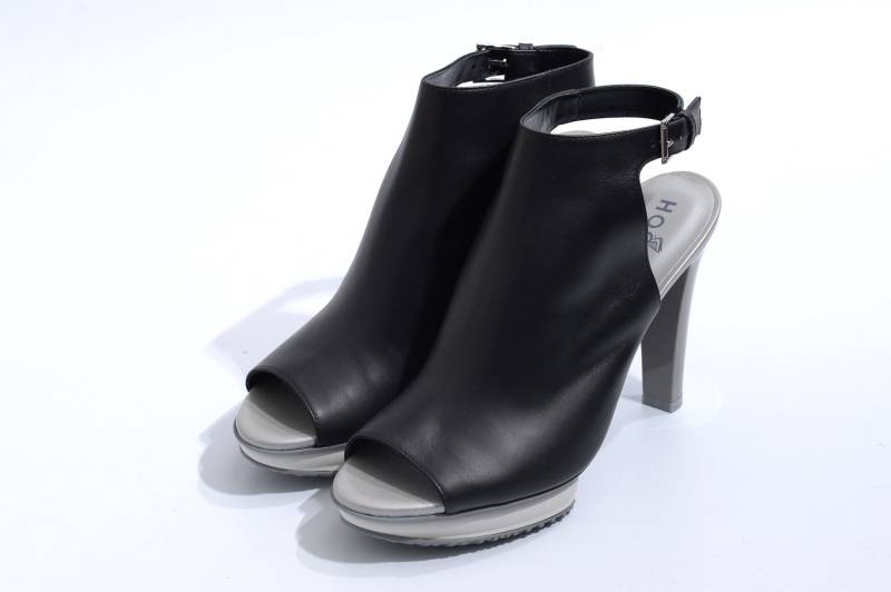 黑×白×銀色高跟鞋，鞋頭有露趾設計。售價待定