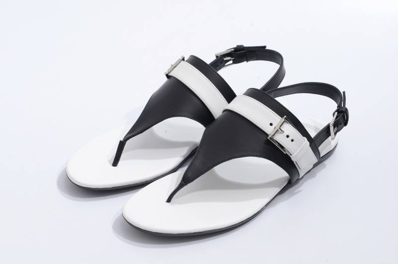 黑×白色平底涼鞋，夾趾款式富夏日風格。售價待定