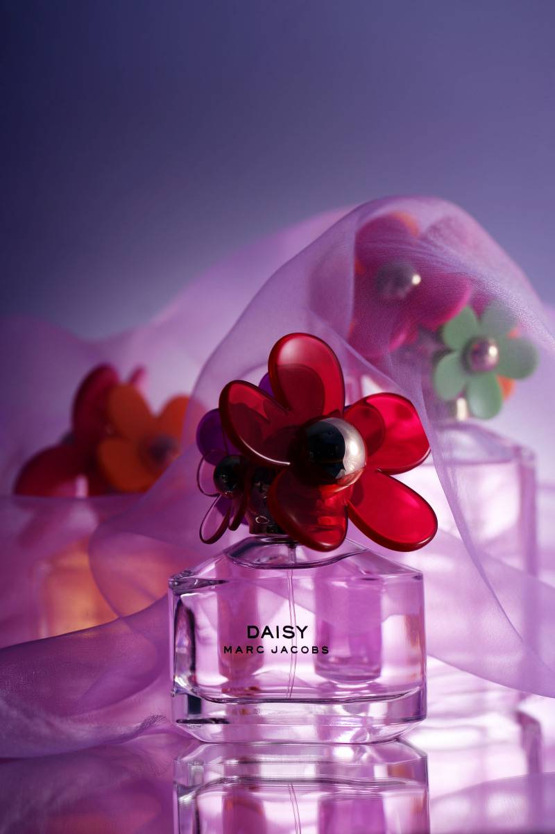Marc Jacobs Daisy Sorbet EDT 討人歡喜的甜美花果香，以梨子及熱情果揭開序幕，再由茉莉、鈴蘭帶出剔透花香，最後以木香在肌膚上留下溫暖的基調氣息。$665/50ml/a 