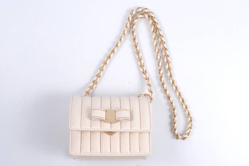 Mini Vara白×金色波浪皮革手袋（W15xH12xD7cm），白色蝴蝶結斯文可愛。$11,500