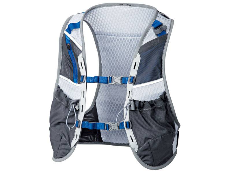 03. Fluid Race Vest 能妥善安放所需食物、飲品等裝備，加上背囊肩背和肩帶部位的網布面料透氣度非常高，能快速排汗，更有安全反光條，增加夜間能見度。 $699
