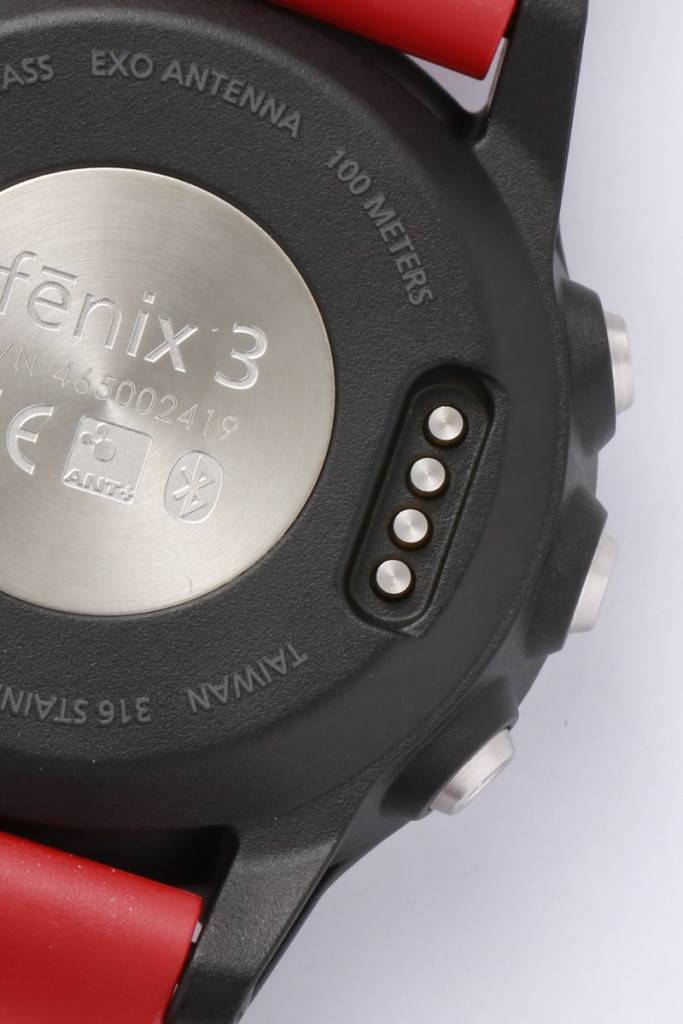 fenix 3不算耗電，充電1次，開啟GPS功能可續航20小時，只用數據追蹤功能則長達50小時，如果只當它是一般手表，甚至可用6星期之多。