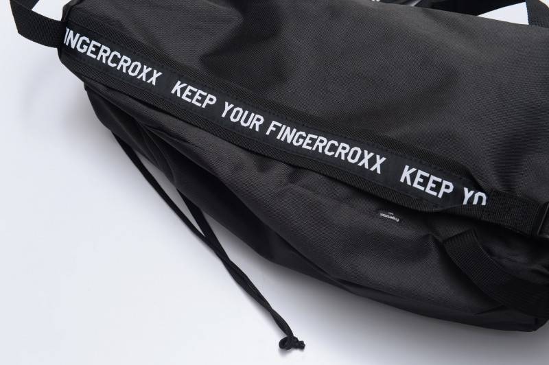 尼龍孭帶位印上FINGERCROXX slogan：「KEEP YOUR FINGERCROXX」，孭帶更平時背囊更厚，背囊孭上身時亦可見到字樣，好招積