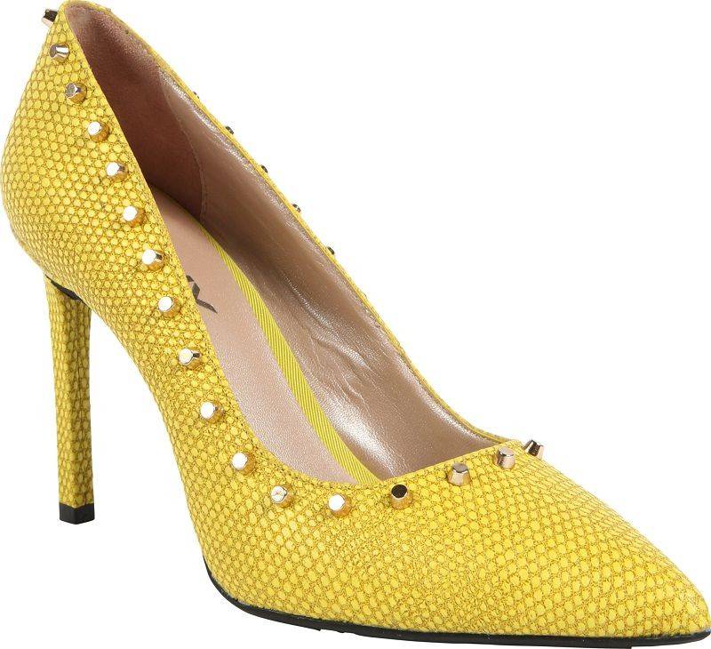 DKNY黃色銅釘高踭鞋，襯黑絲啱主題。$1,890 DKNY 銅鑼灣名店坊地下8, 21及1樓6號鋪 2890 2799
