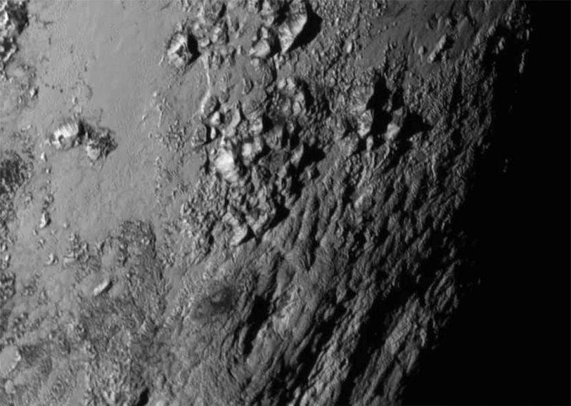 於NASA最新發布嘅高清解像圖中，清晰可見冥王星表面上各種地理環境。