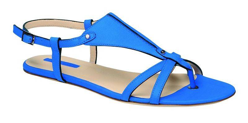 8. Longchamp 3D藍色皮革羅馬款平底涼鞋，襯返藍色miniskirt，有活力感。 $3,150 / Longchamp 中環IFC Mall 3027-3028號鋪 2295 3533