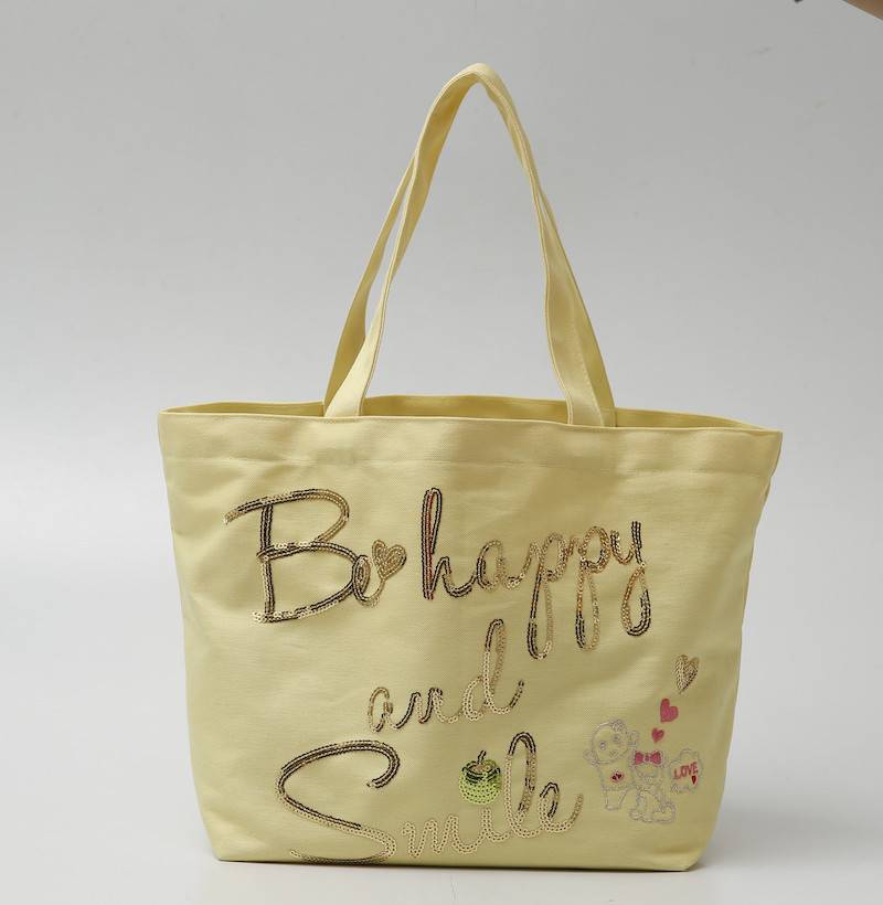 Funassyi船梨精淺黃色特別版布tote bag（W36.5×H24×D15cm），印有「Be happy and smile」字樣，簡單直接。$450