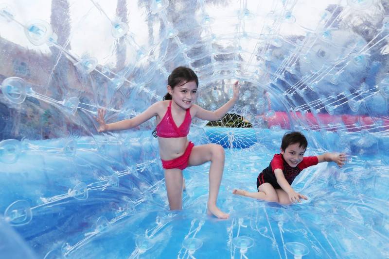 主題充氣水池池中放置大長型飄卷，可讓家長及小朋友一同入內跳躍奔馳大玩水上飄