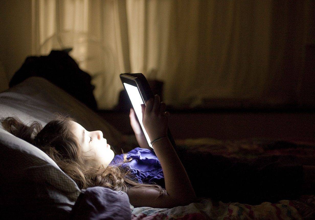 手機藍光會影響睡眠質素勁傷身！美國研究：「睡前玩手機令人變笨無記性！」